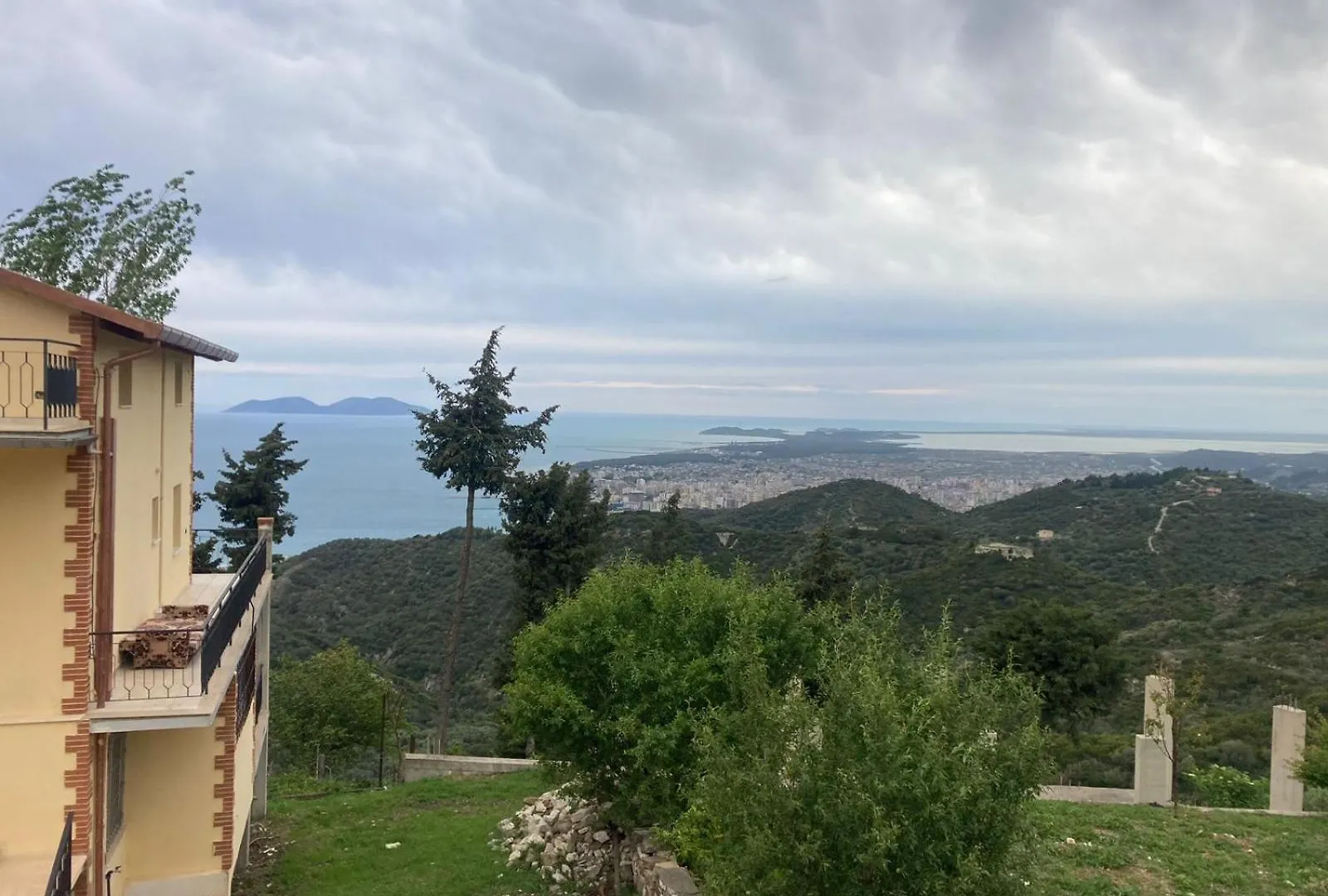 Luzaj B Vila Kanine Albânia